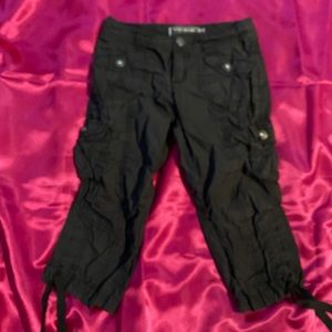 Woman’s capri cargo pants 👖